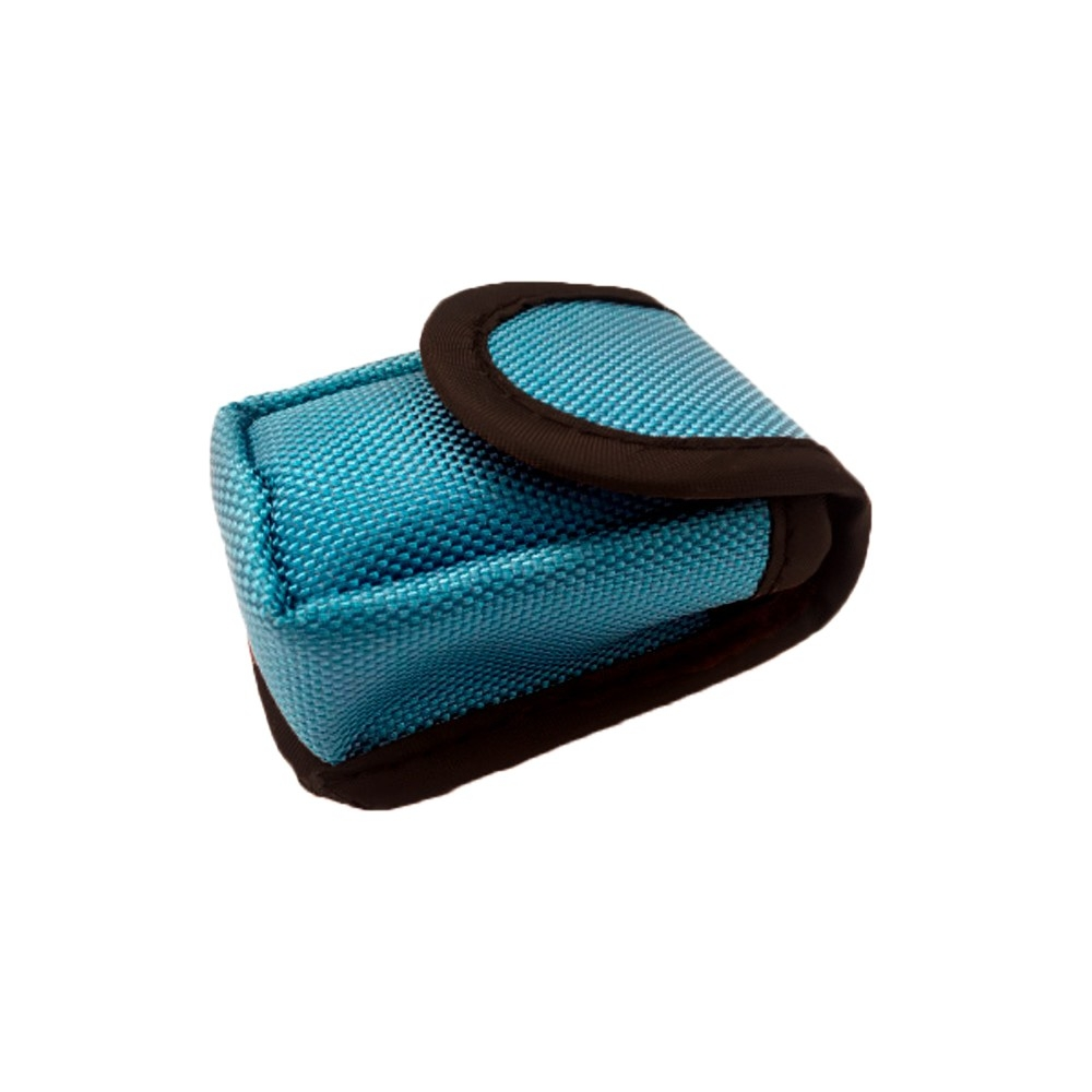 Una pequeña bolsa de tela azul con borde marrón, sobre fondo blanco.