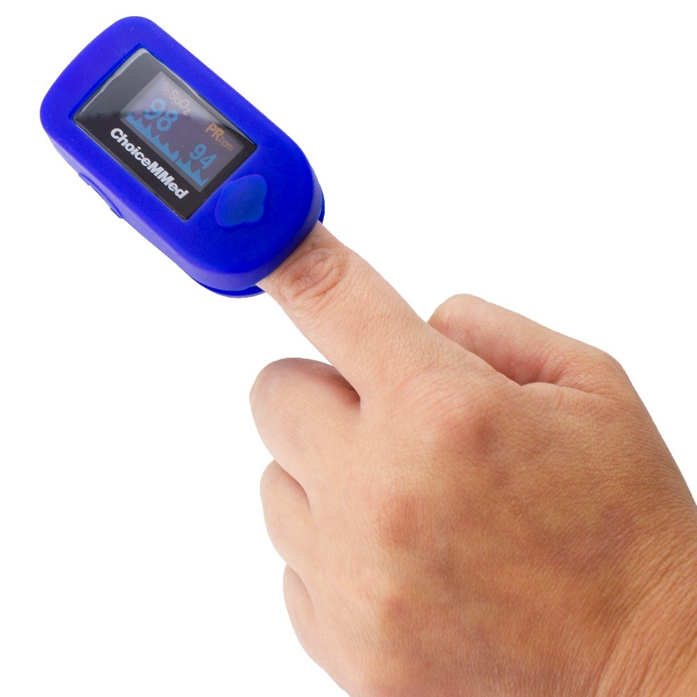 Un oxímetro de pulso azul en un dedo, mostrando 98% SpO2 y 94 PPM.