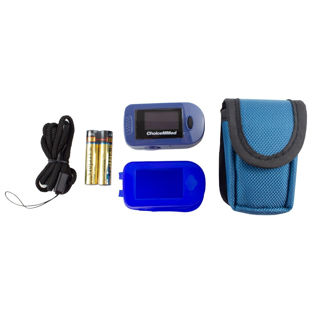 Pulsioxímetro azul con accesorios: cordón, pilas y funda.