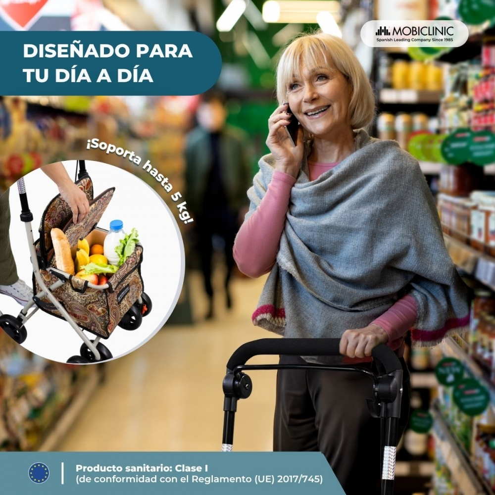 Mujer mayor con andador en supermercado, hablando por teléfono. Bolsa de compras.