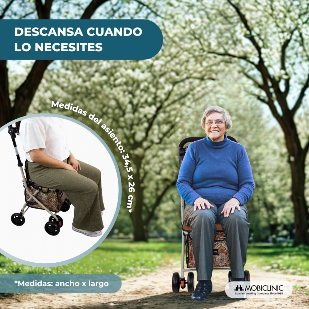 Una anciana sonríe sentada en un andador al aire libre.