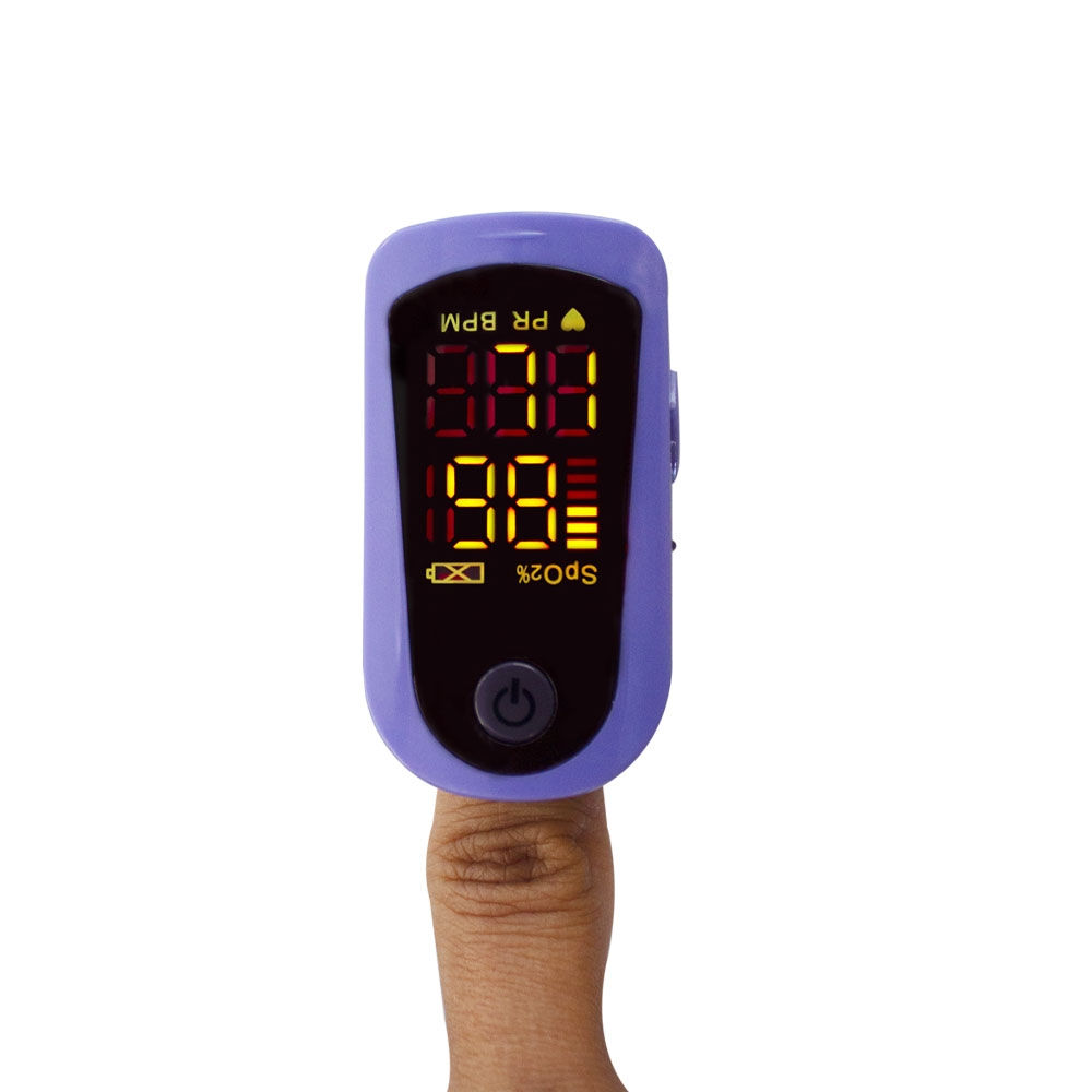 Un oxímetro de dedo morado muestra 99 PR BPM y 98% SpO2.
