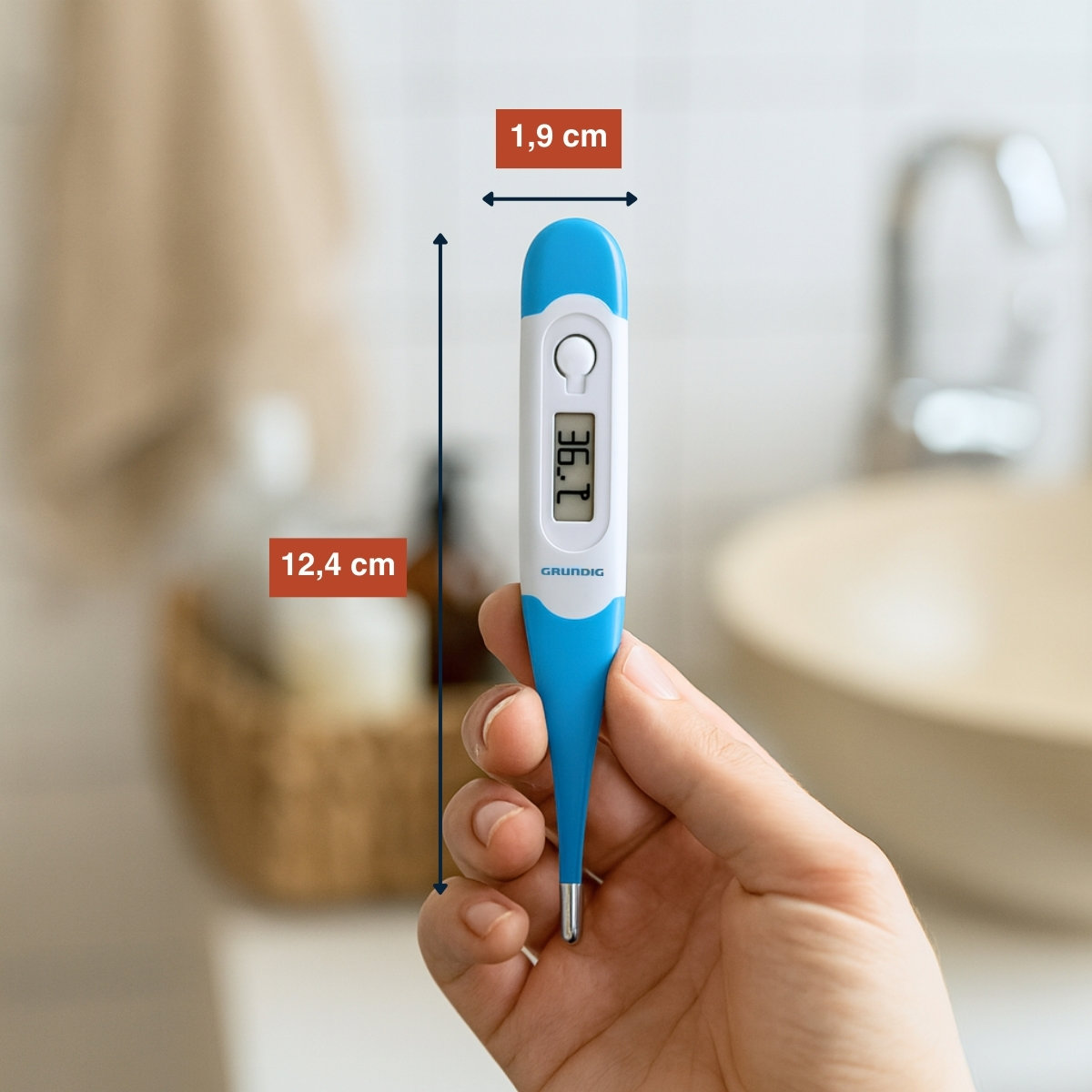 Ein blauer und weißer Thermometer wird von einer Hand gehalten. Maße sind 12,4 cm und 1,9 cm.