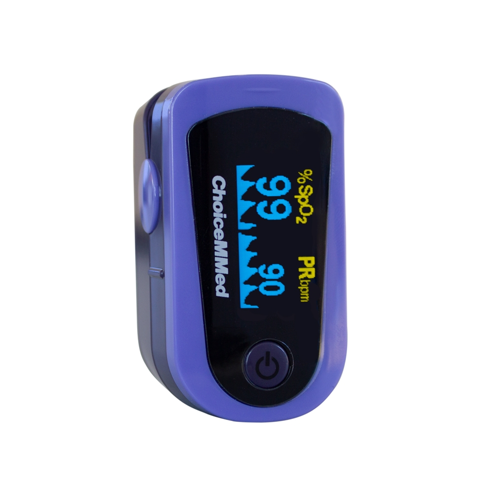 Pulsioxímetro morado muestra 99% SpO2 y 90 PRbpm. Logo ChoiceMMed visible.