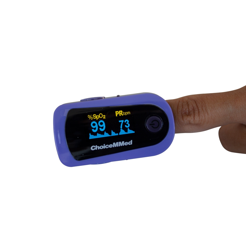 Un oxímetro de pulso morado en un dedo muestra SpO2 99 y PR 73.