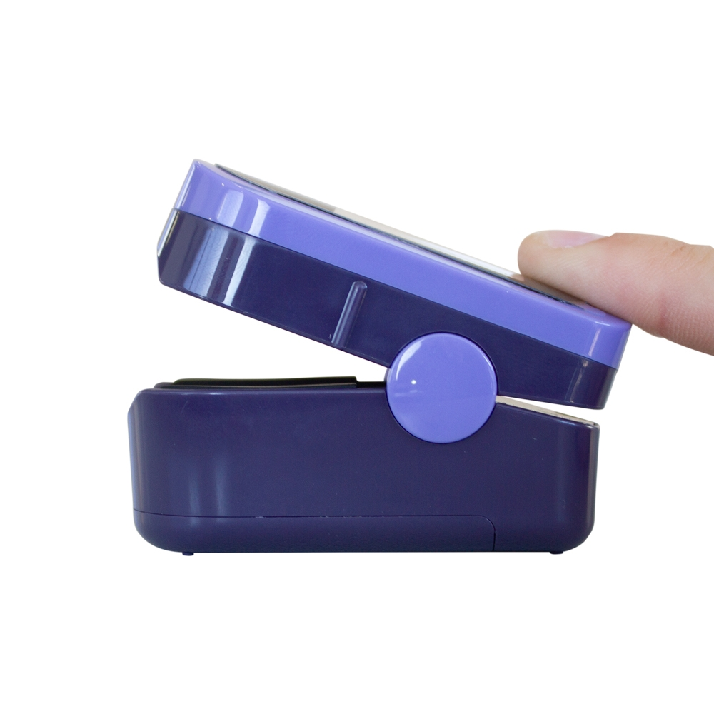 Un dedo presiona un oxímetro de pulso digital morado y azul oscuro.