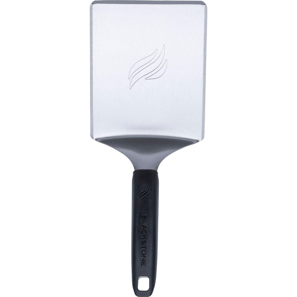 Une spatule argentée avec manche noir et logo Blackstone.