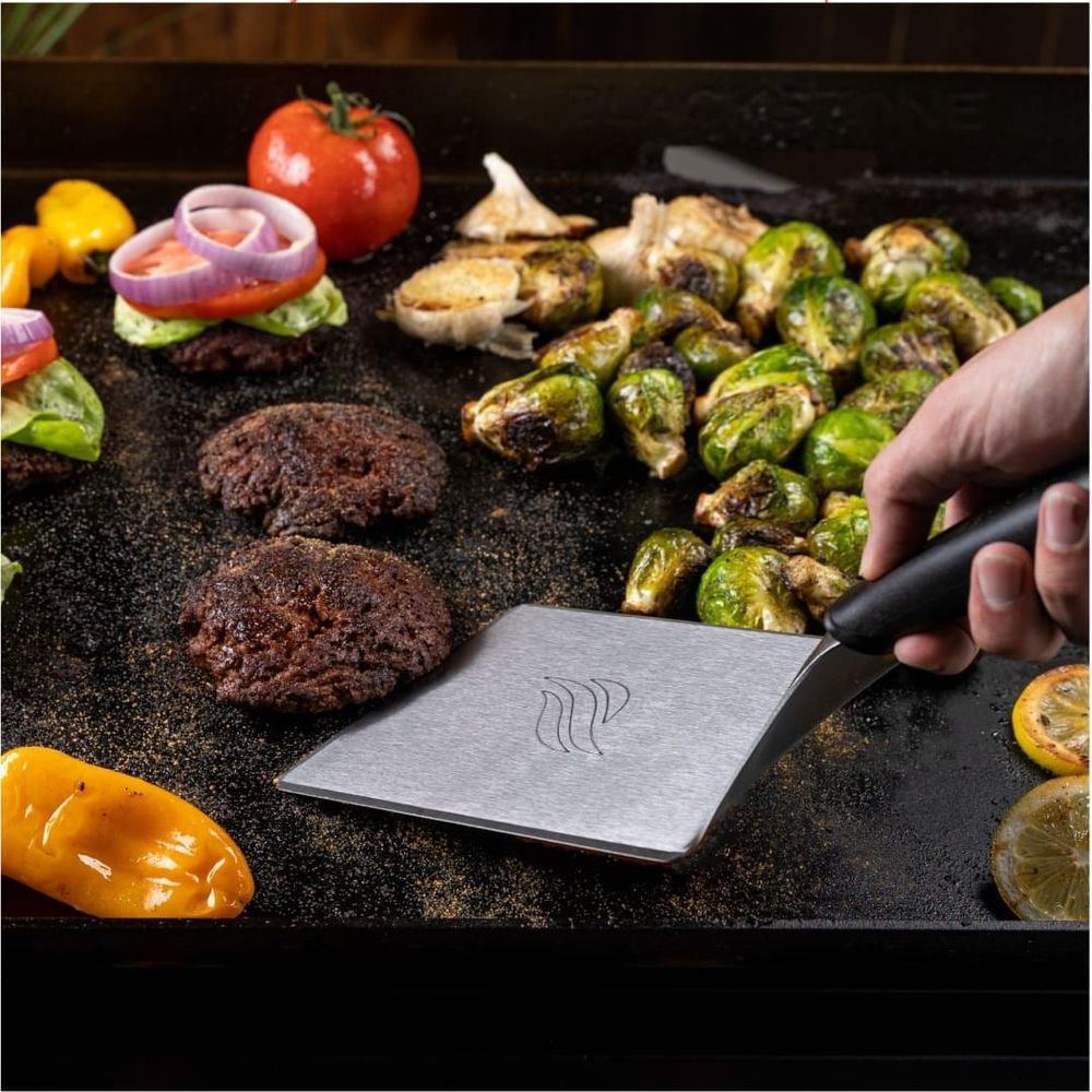Galettes de burger, choux de Bruxelles et légumes cuits sur une plancha.
