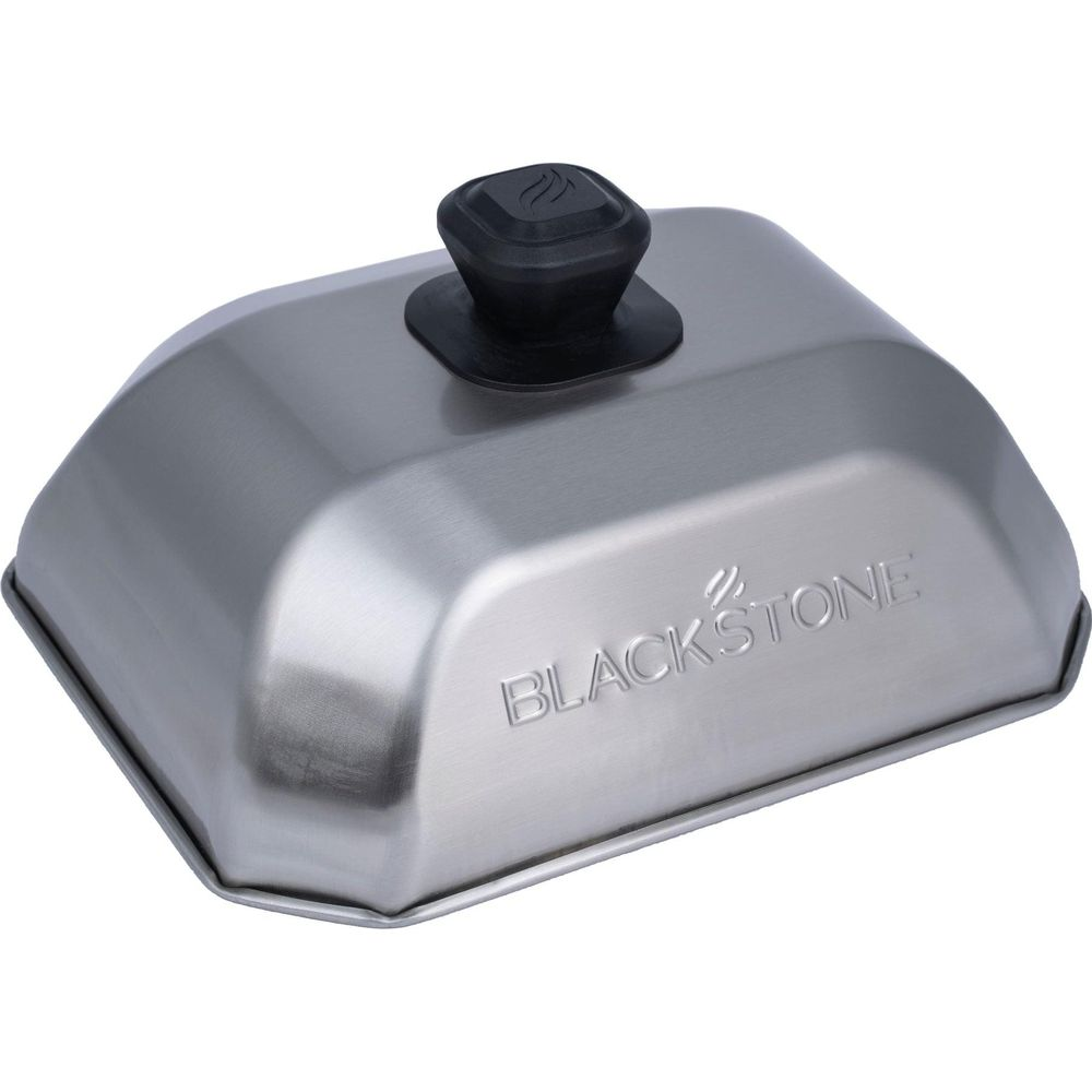 Couvercle de plancha en acier inoxydable avec poignée noire et logo Blackstone.