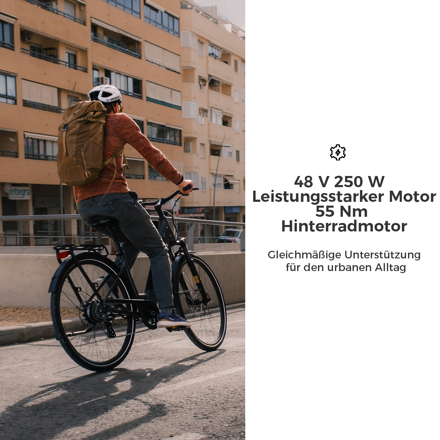 Ein Mann fährt mit einem E-Bike durch eine Stadtstraße. Gebäude im Hintergrund.