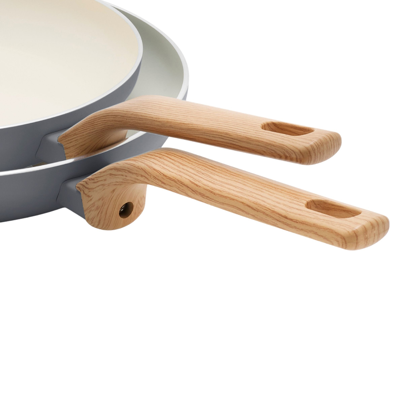 Graue Pfanne mit zwei Holzgriffen, die übereinander liegen.