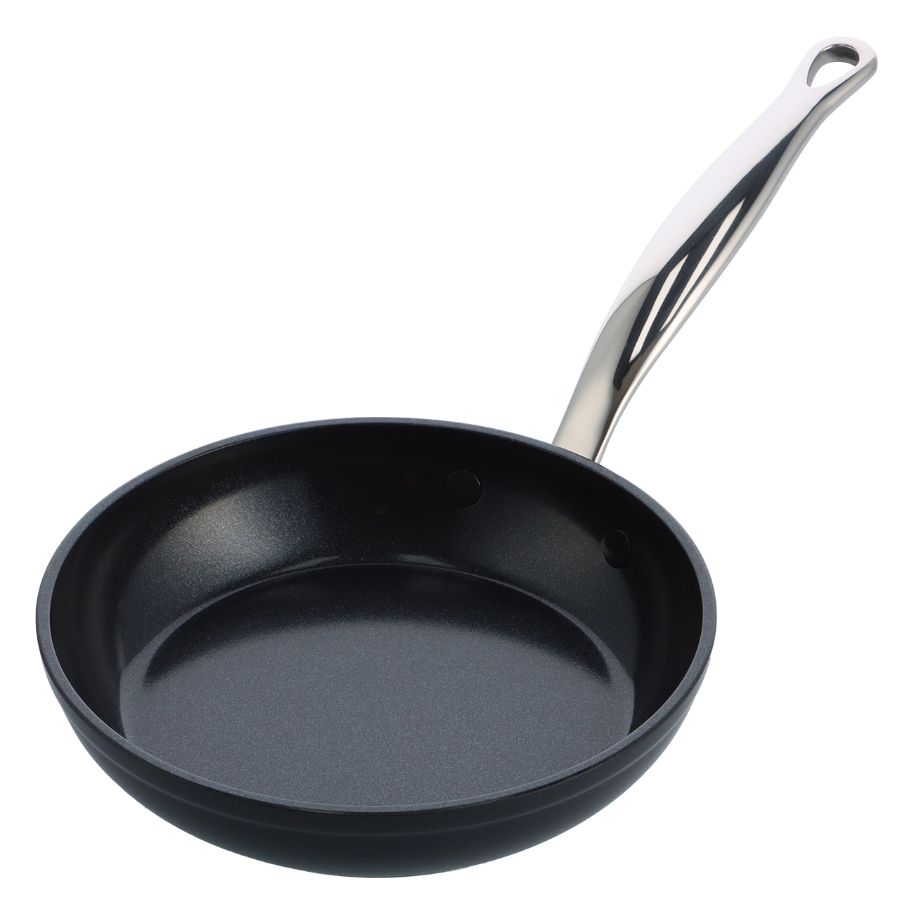 Eine schwarze Bratpfanne mit einem glänzenden Metallgriff ist auf weißem Hintergrund abgebildet.