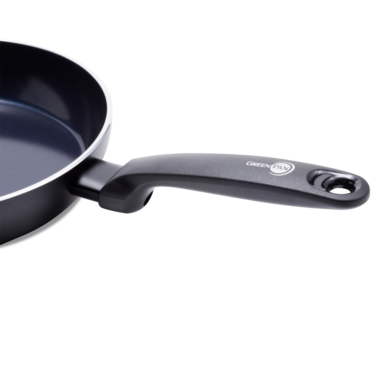 Schwarze Bratpfanne mit schwarzem Griff und dem Logo von Green Pan.