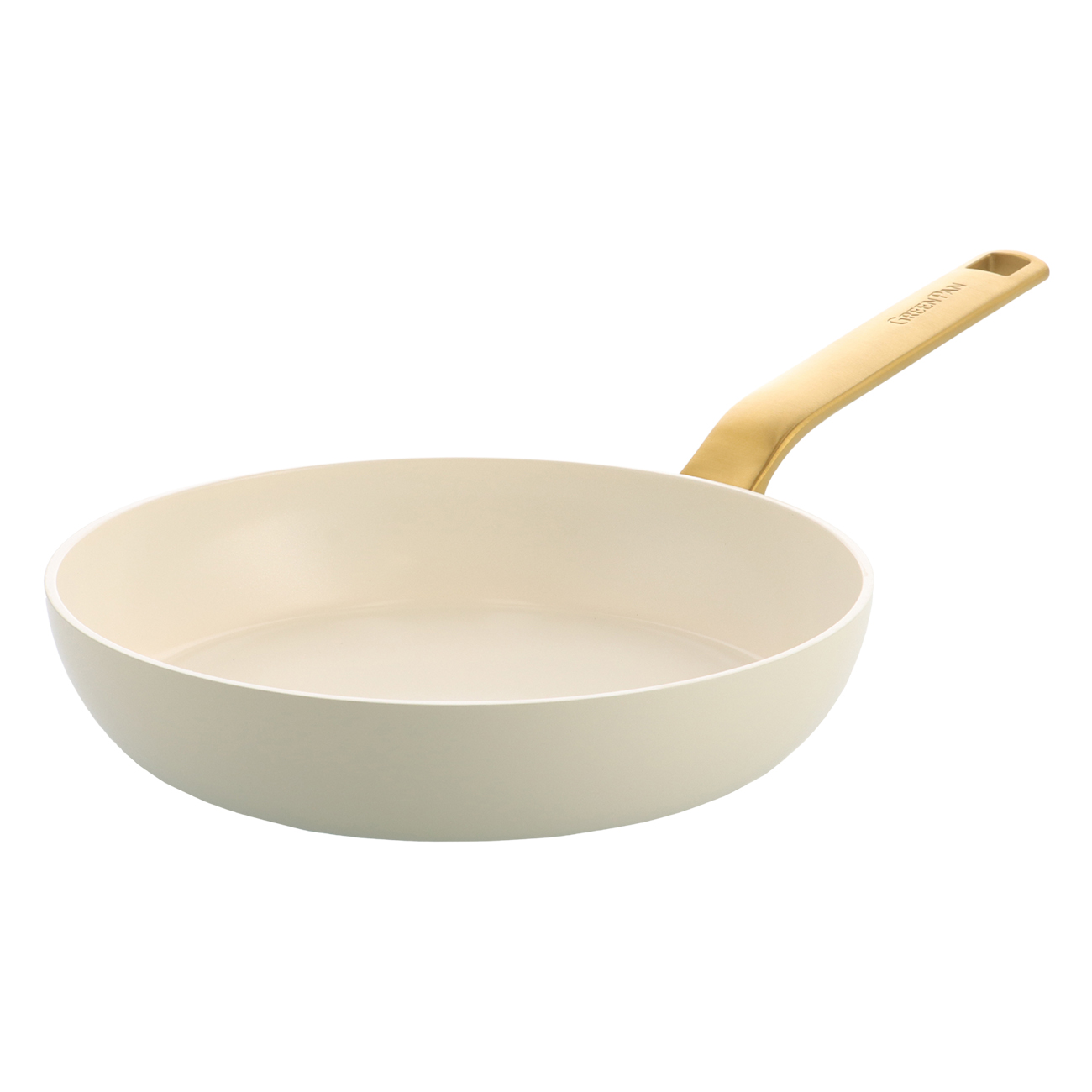 Eine cremefarbene Pfanne mit goldenem Griff vor weißem Hintergrund.