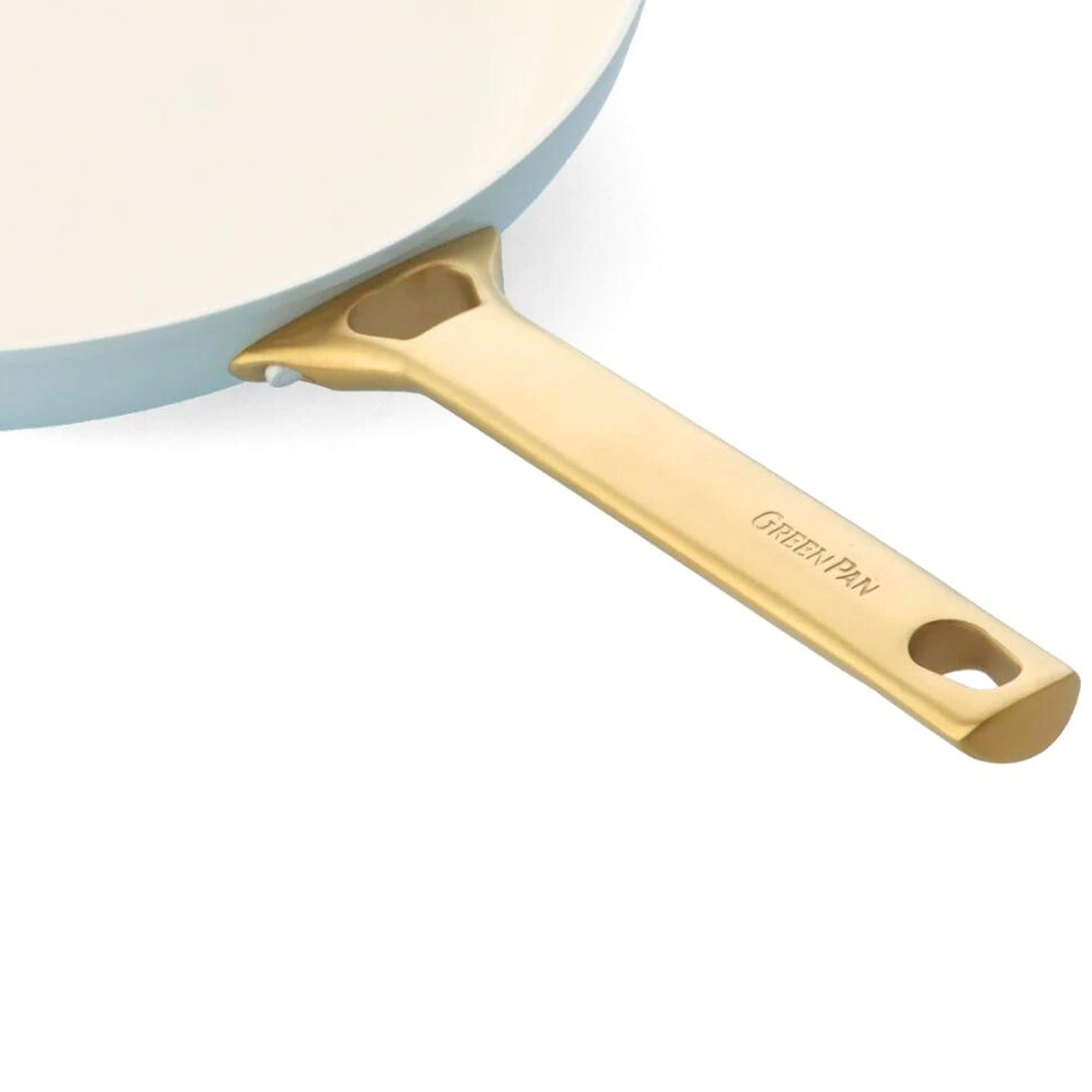 Nahaufnahme einer hellblauen Pfanne mit einem goldenen Griff, auf dem GREENPAN steht.