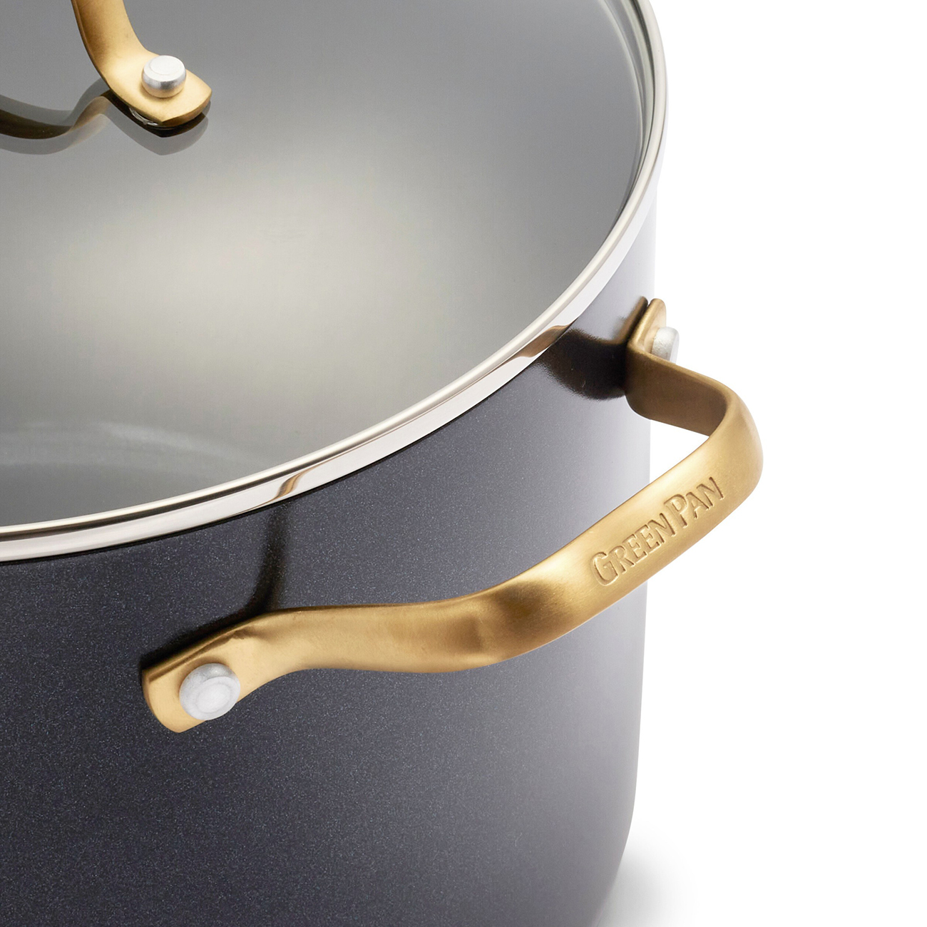 Grauer Topf mit goldenem Griff und Glasdeckel. Der Griff ist mit 'GREEN PAN' beschriftet.