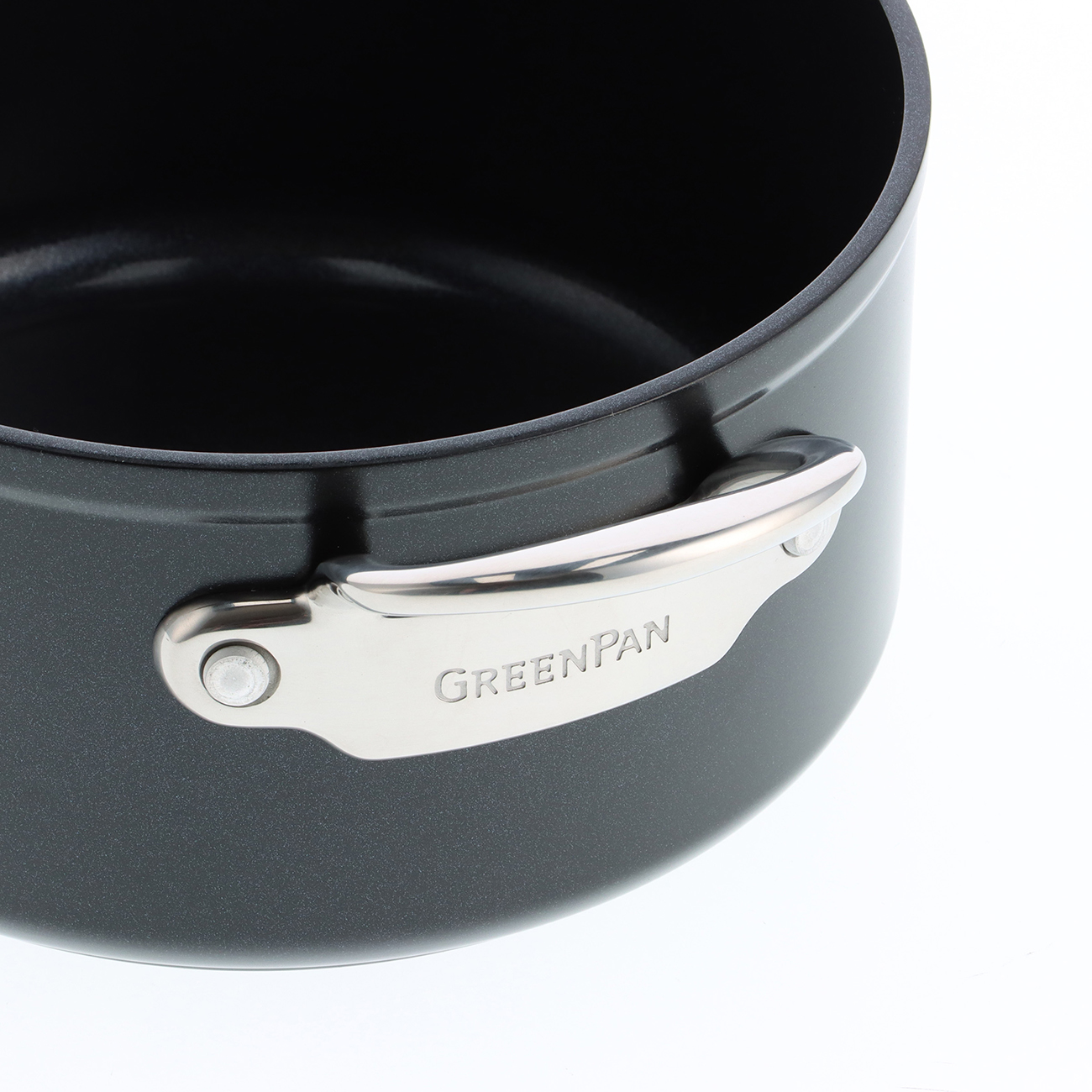 Dunkelgrauer Topf mit silbernem Griff und der Aufschrift GREENPAN.
