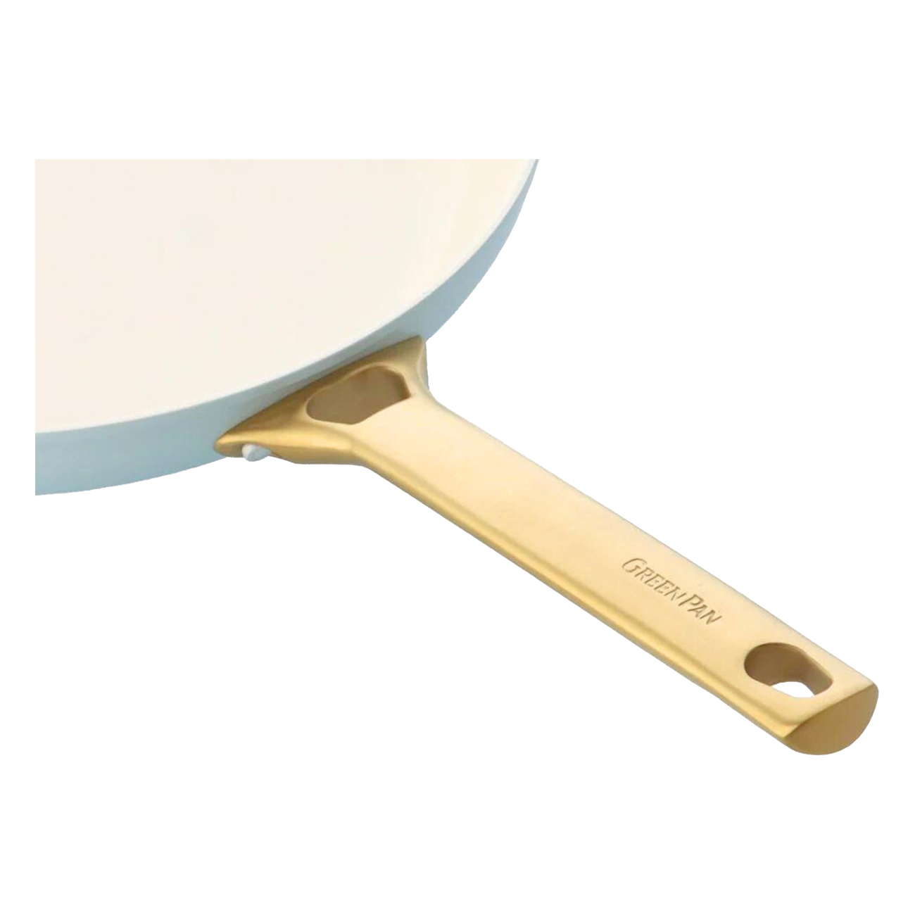 Eine cremefarbene Pfanne mit einem goldenen Griff, auf dem "GREEN PAN" steht.