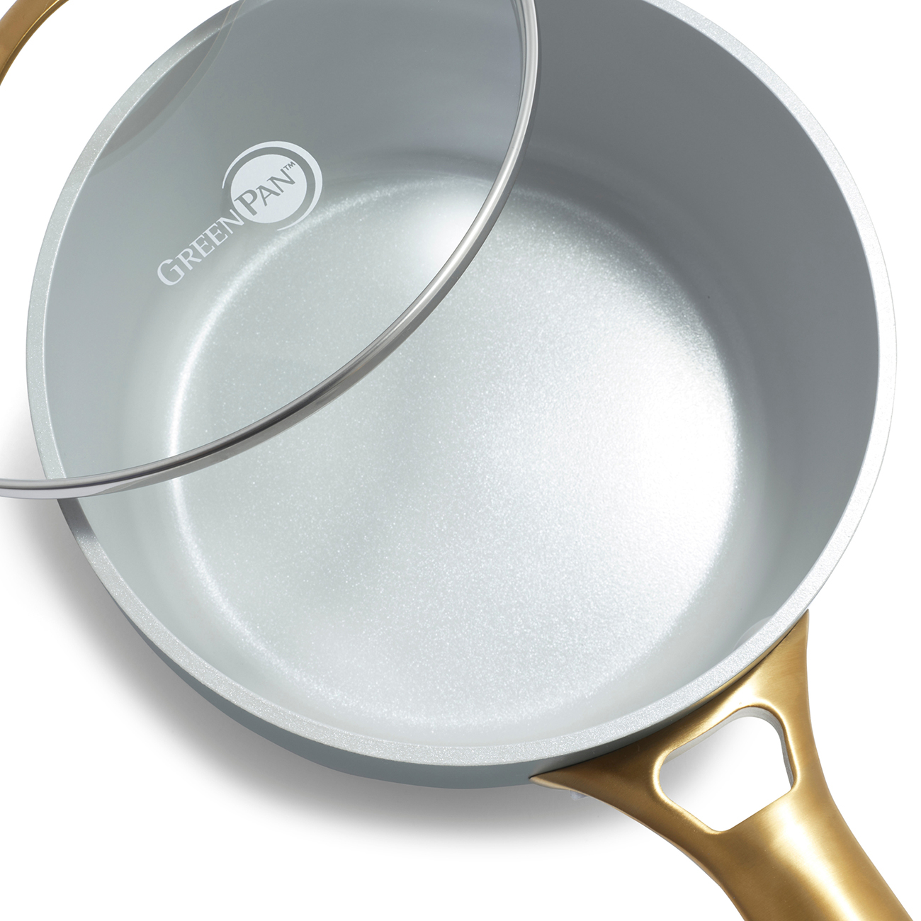 Eine graue Pfanne mit goldenem Griff und Glasdeckel mit "GREENPAN"-Logo.