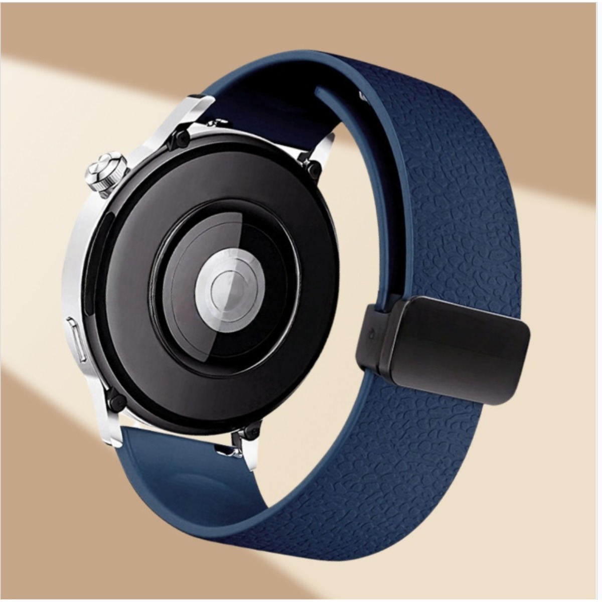 Rückseite einer Smartwatch mit blauem Armband und silbernen Akzenten.