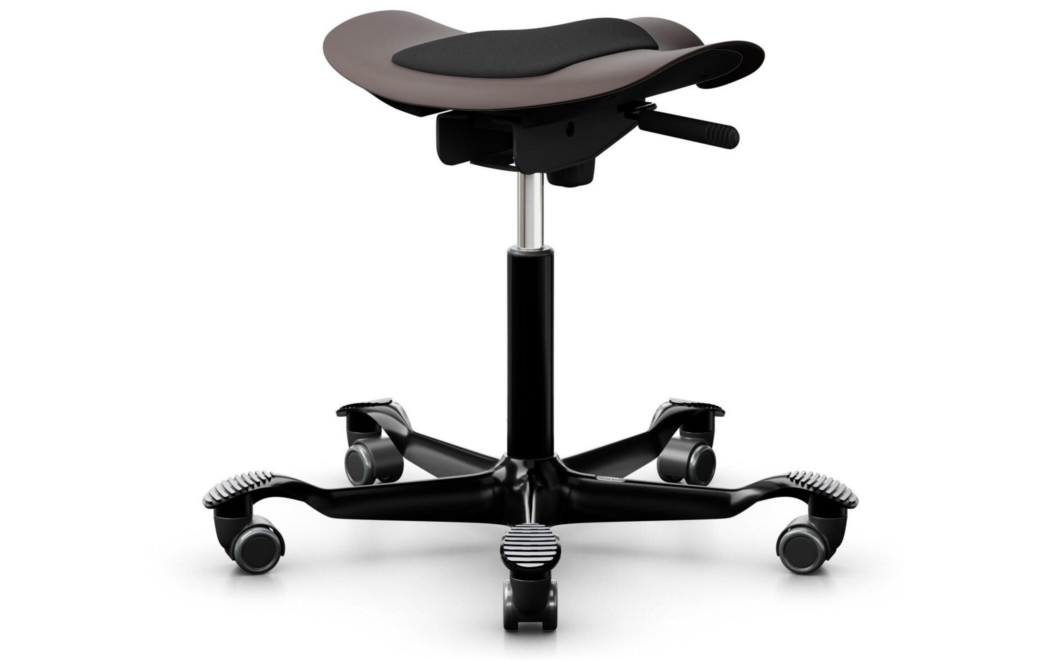 Un fauteuil de bureau marron et noir avec roulettes et levier.