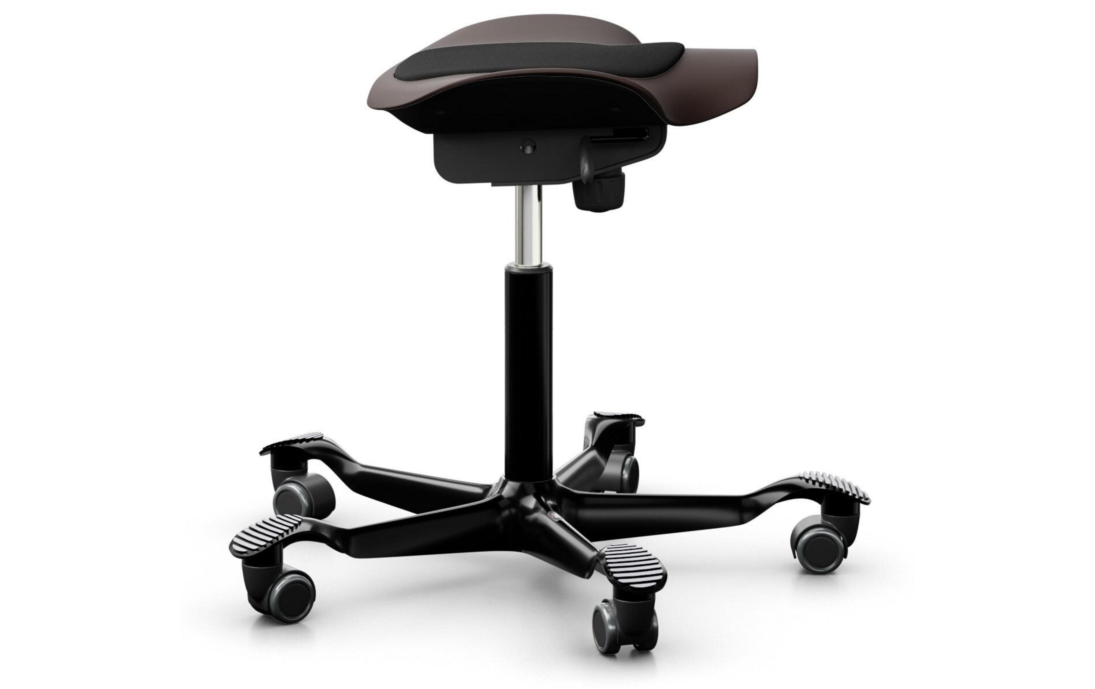 Un fauteuil ergonomique marron et noir à roulettes sur fond blanc.