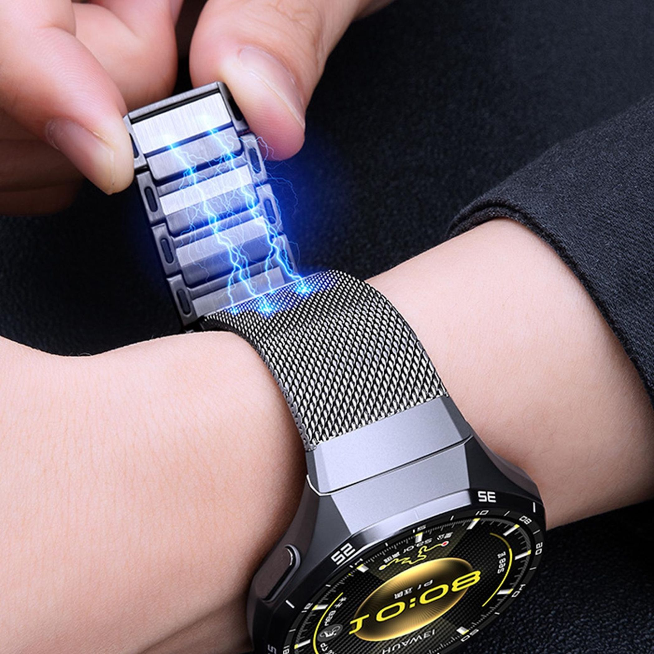 Eine Hand stellt eine Smartwatch mit einem metallischen Mesh-Armband ein. Blaue Funken gehen von der Uhr aus.