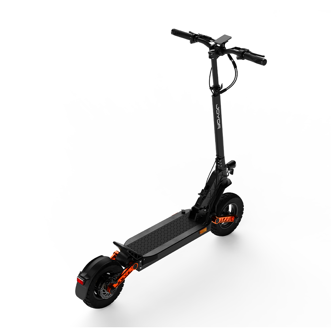 Ein schwarzer Elektroroller mit orangefarbenen Akzenten steht auf weißem Hintergrund.