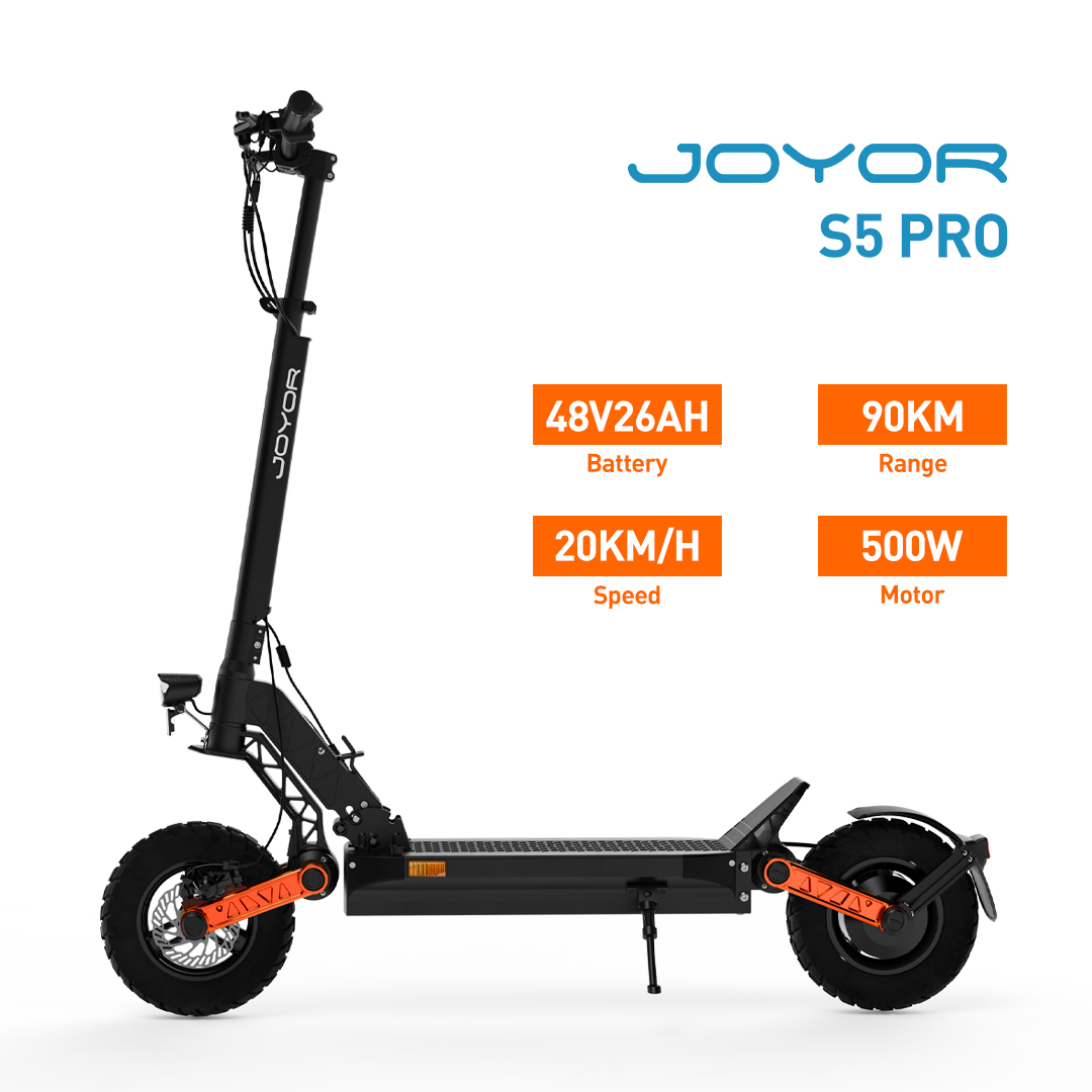 Schwarzer JOYOR S5 PRO Elektroroller mit orangefarbenen Akzenten und technischen Daten.