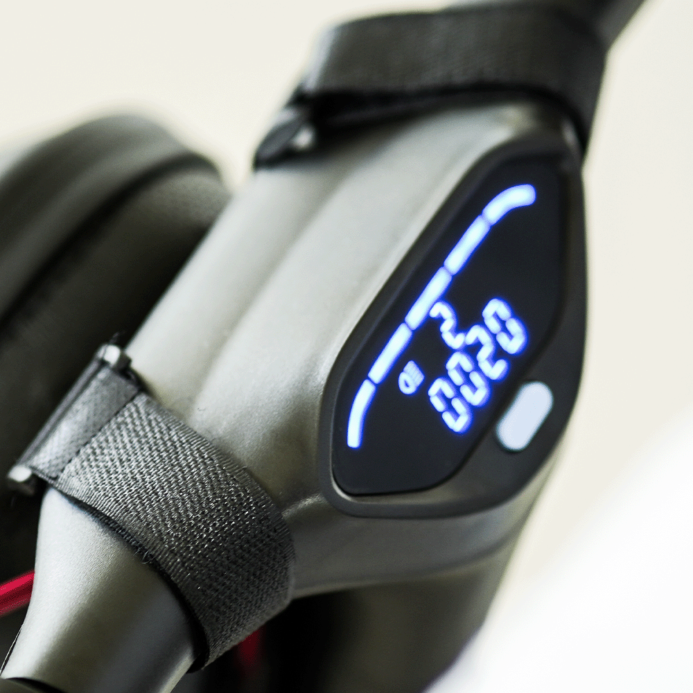 Nahaufnahme des Griffs eines Elektrorollers mit digitaler Anzeige 0020.