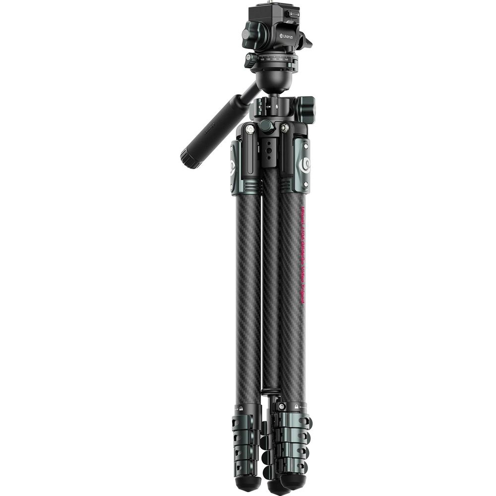 Ein schwarzer Carbonfaser-Stativ mit silbernem Kopf und Griff.