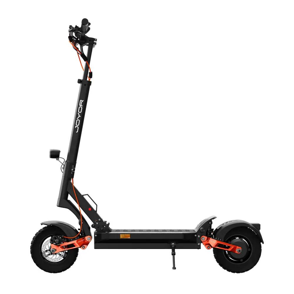 Ein schwarzer E-Scooter mit orangen Akzenten und dem Schriftzug "JOYOR".