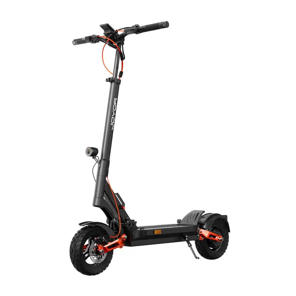 Schwarzer E-Scooter mit orangefarbenen Akzenten und JOYOR-Logo auf weißem Hintergrund.