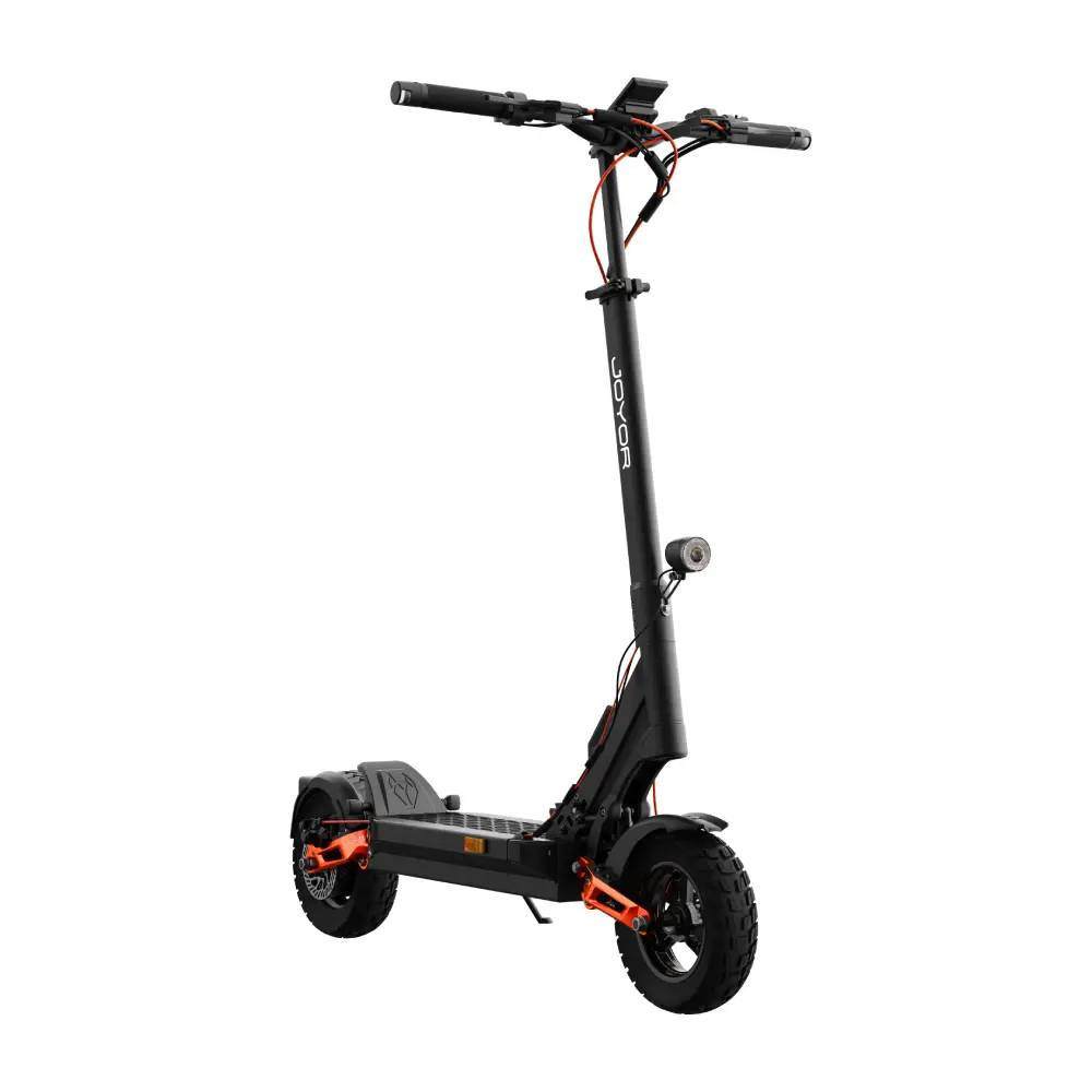 Schwarzer Elektroroller mit orangen Akzenten, stehend.