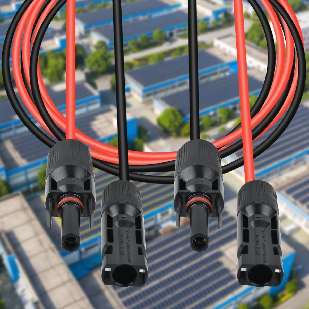 Vier Solarstromkabel mit schwarzen und roten Leitungen und Steckergehäusen.