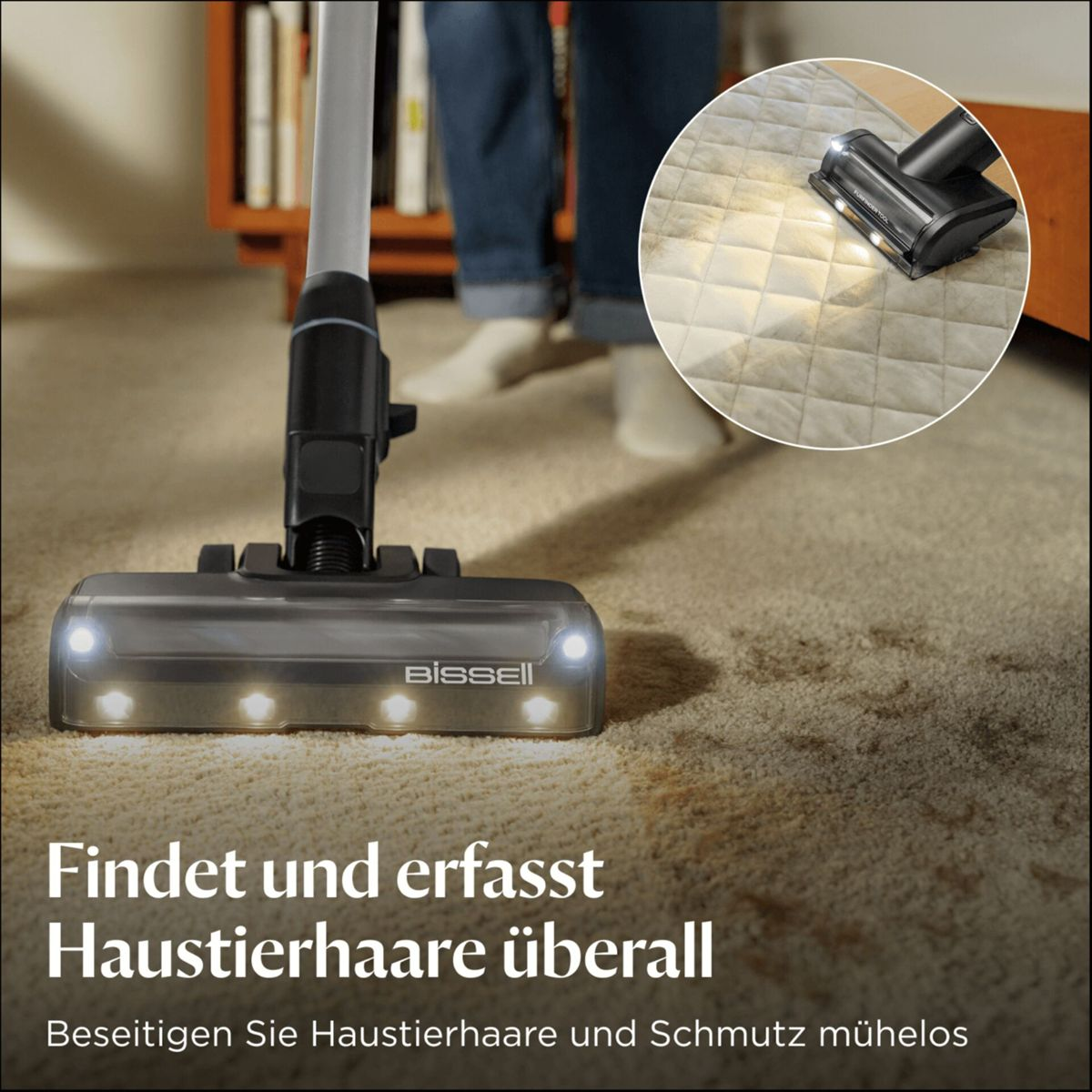 Ein Staubsauger mit LED-Lichtern reinigt einen Teppich. Nahaufnahme zeigt Bürstenkopf.
