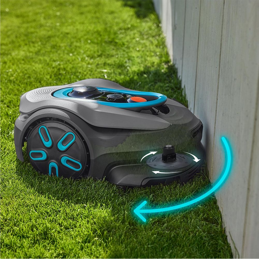 Ein Mähroboter mäht Gras neben einer weißen Wand, mit leuchtend blauen Pfeilen, die seine Bewegung anzeigen.