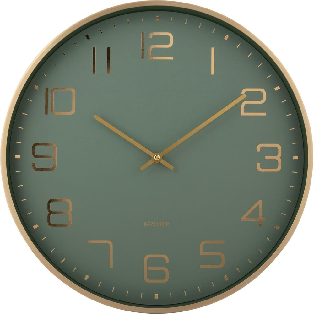 Eine grüne Wanduhr mit goldenen Zeigern und Zahlen. Der Rahmen ist goldfarben.