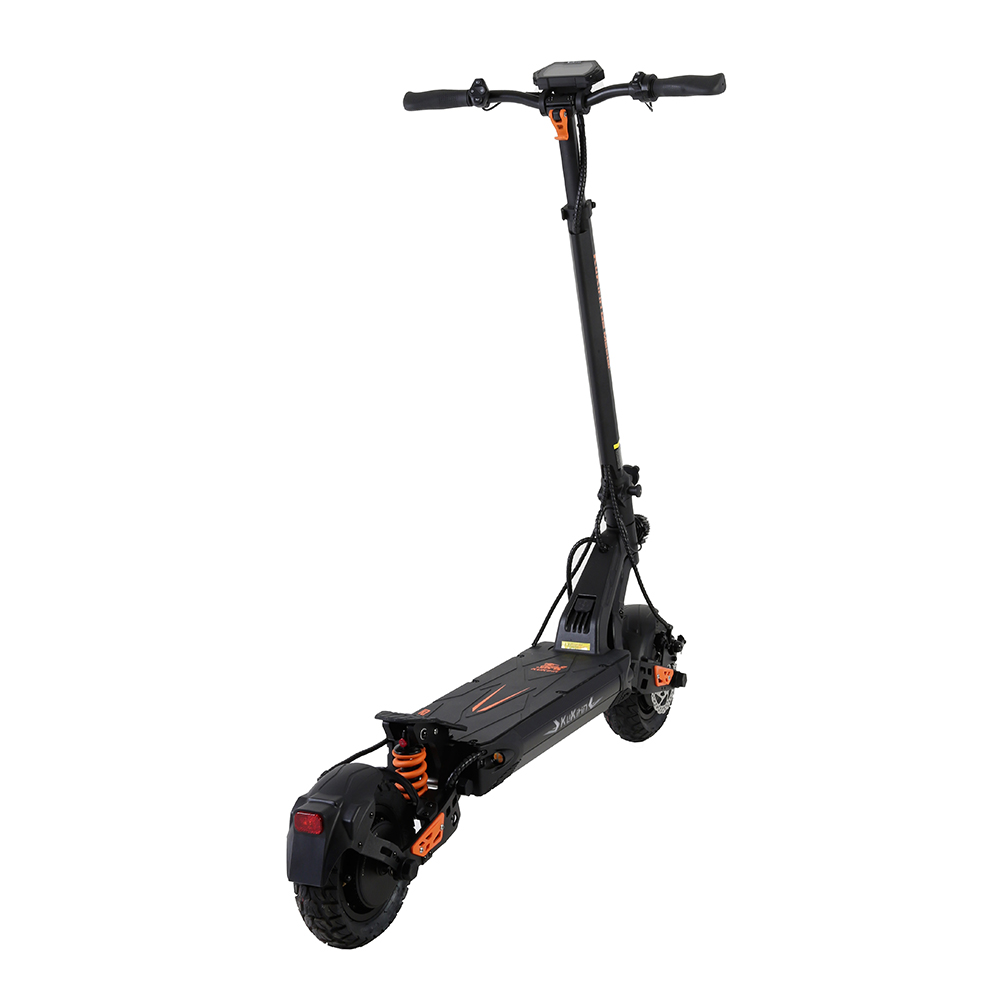 Schwarzer Elektroroller mit orangefarbenen Akzenten, auf weißem Hintergrund.