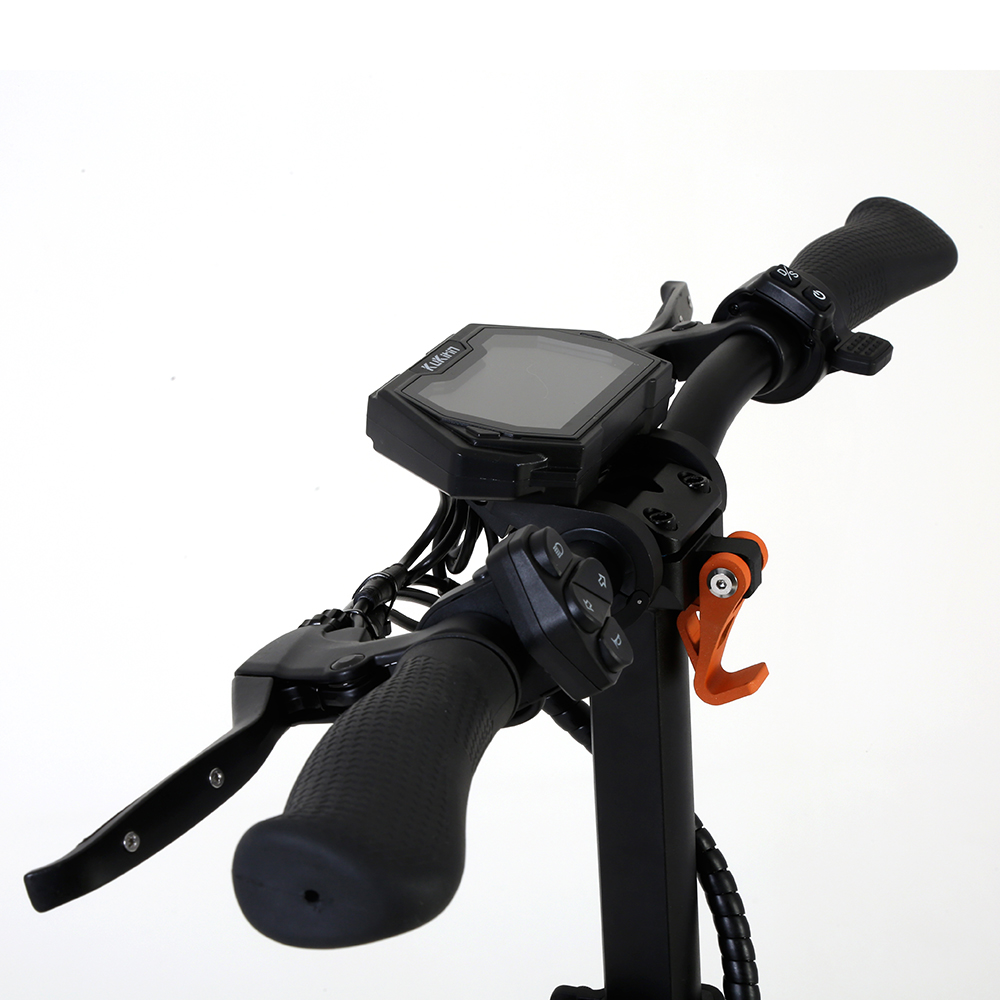Ein Teil eines E-Scooters mit Lenker, Display und Bremshebel.