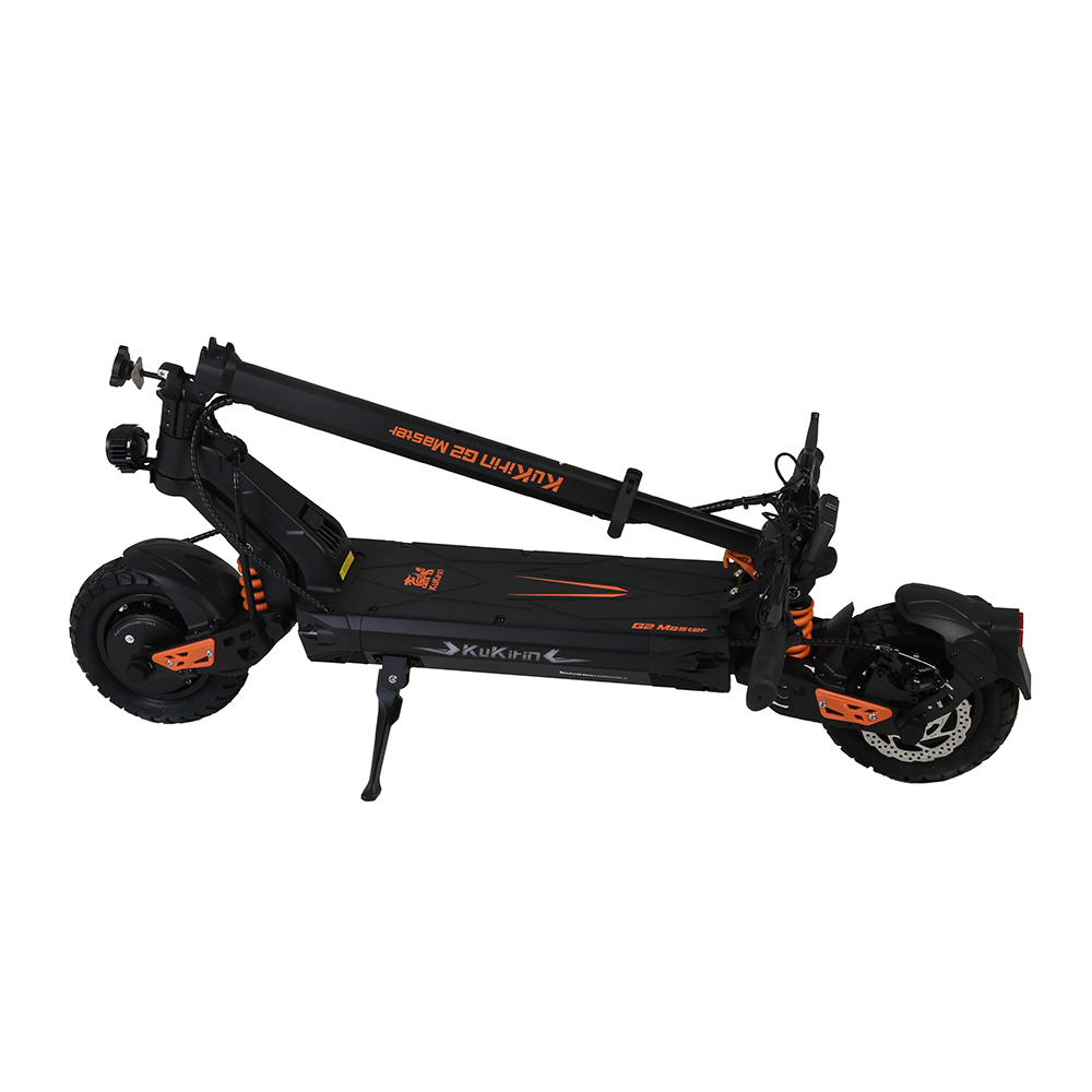 Schwarzer E-Scooter mit orangen Akzenten, auf weißem Hintergrund.