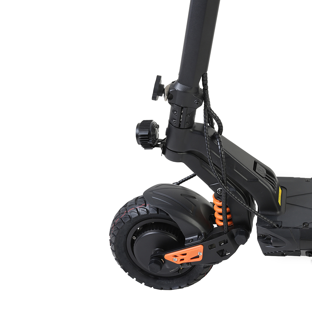 Nahaufnahme eines schwarzen Elektrorollers mit orangen Federn und einem Rad.