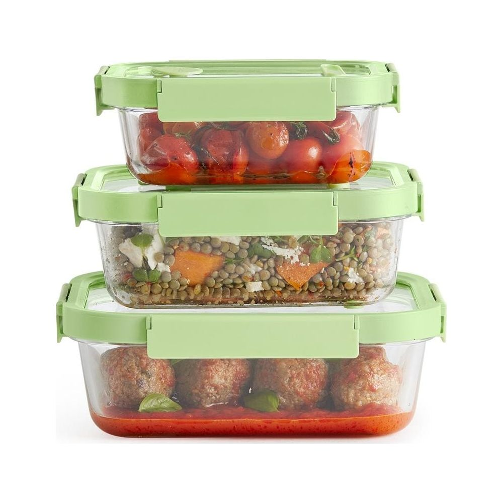 Tre contenitori in vetro con cibo: pomodori, insalata di lenticchie e polpette.