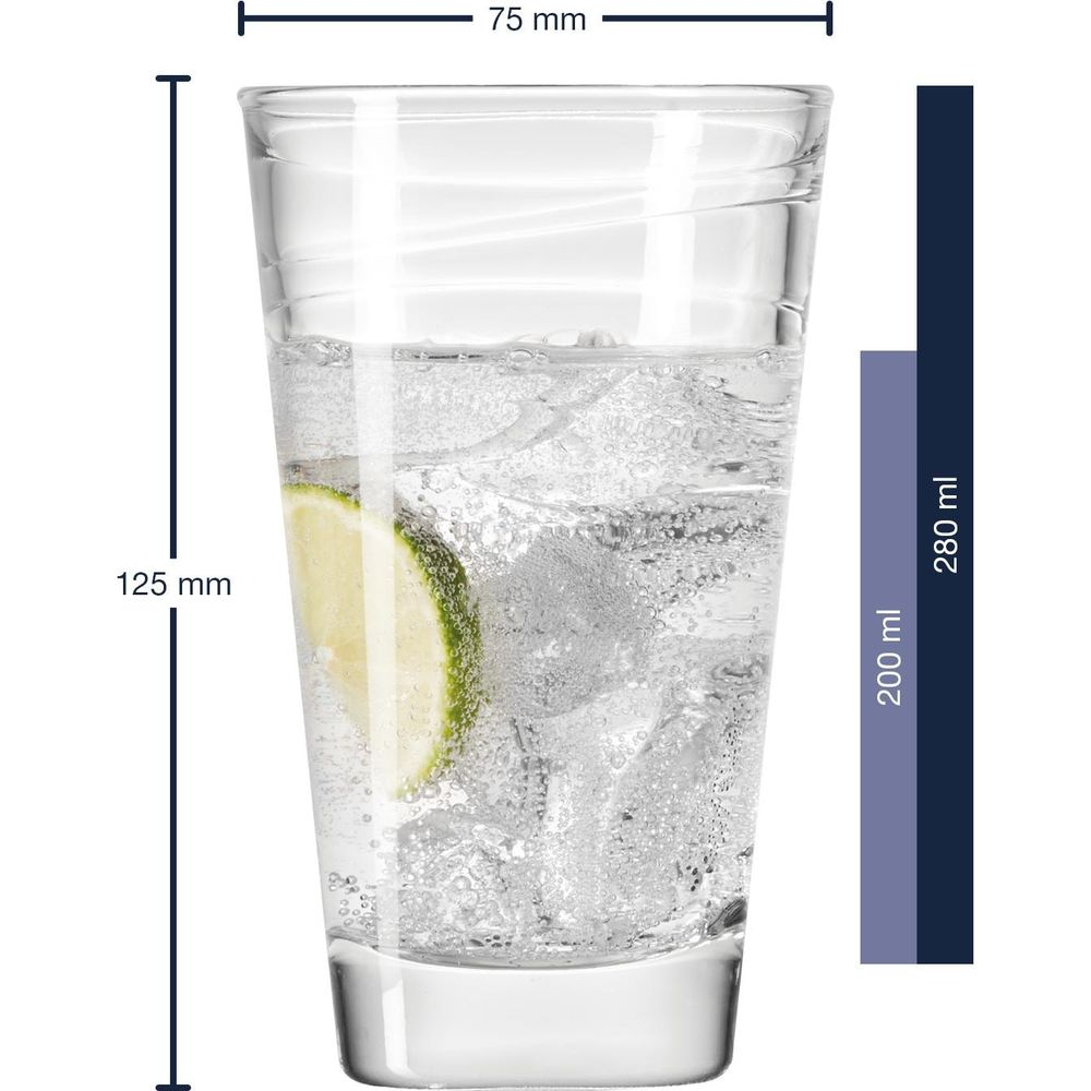 Ein Glas mit Eis und Limettenscheibe, gefüllt mit sprudelndem Wasser.
