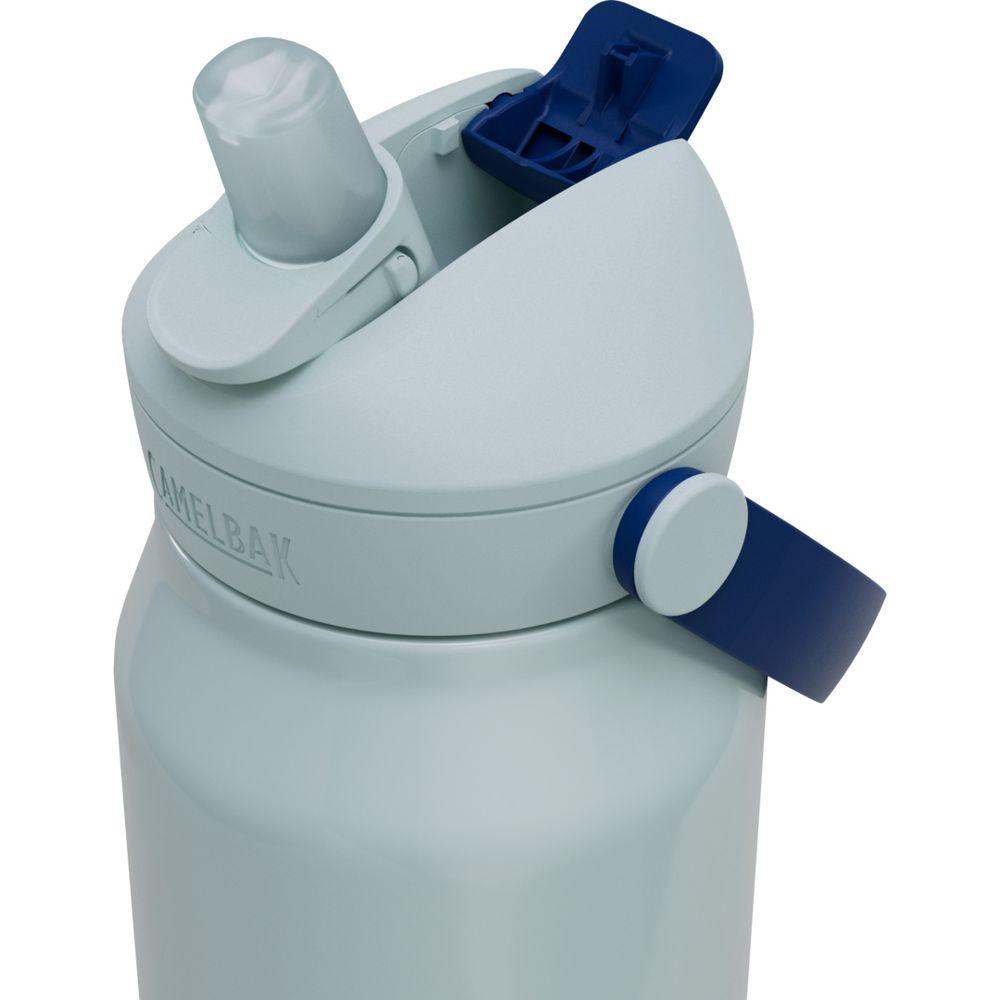 Hellblaue Camelbak-Wasserflaschenabdeckung mit blauen Akzenten und klarem Strohhalm.
