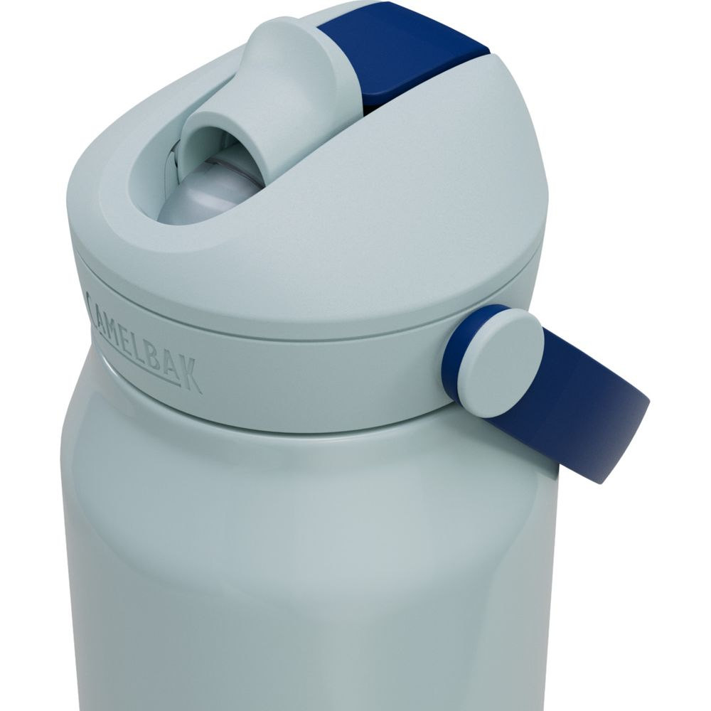 Hellblaue Camelbak-Flasche mit blauem Deckel und Strohhalm.