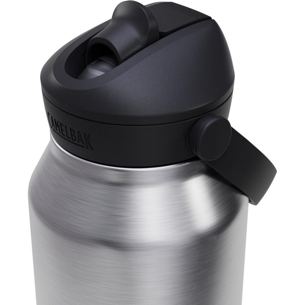 Silberne Camelbak-Flasche mit schwarzem Deckel und Strohhalm auf weißem Hintergrund.