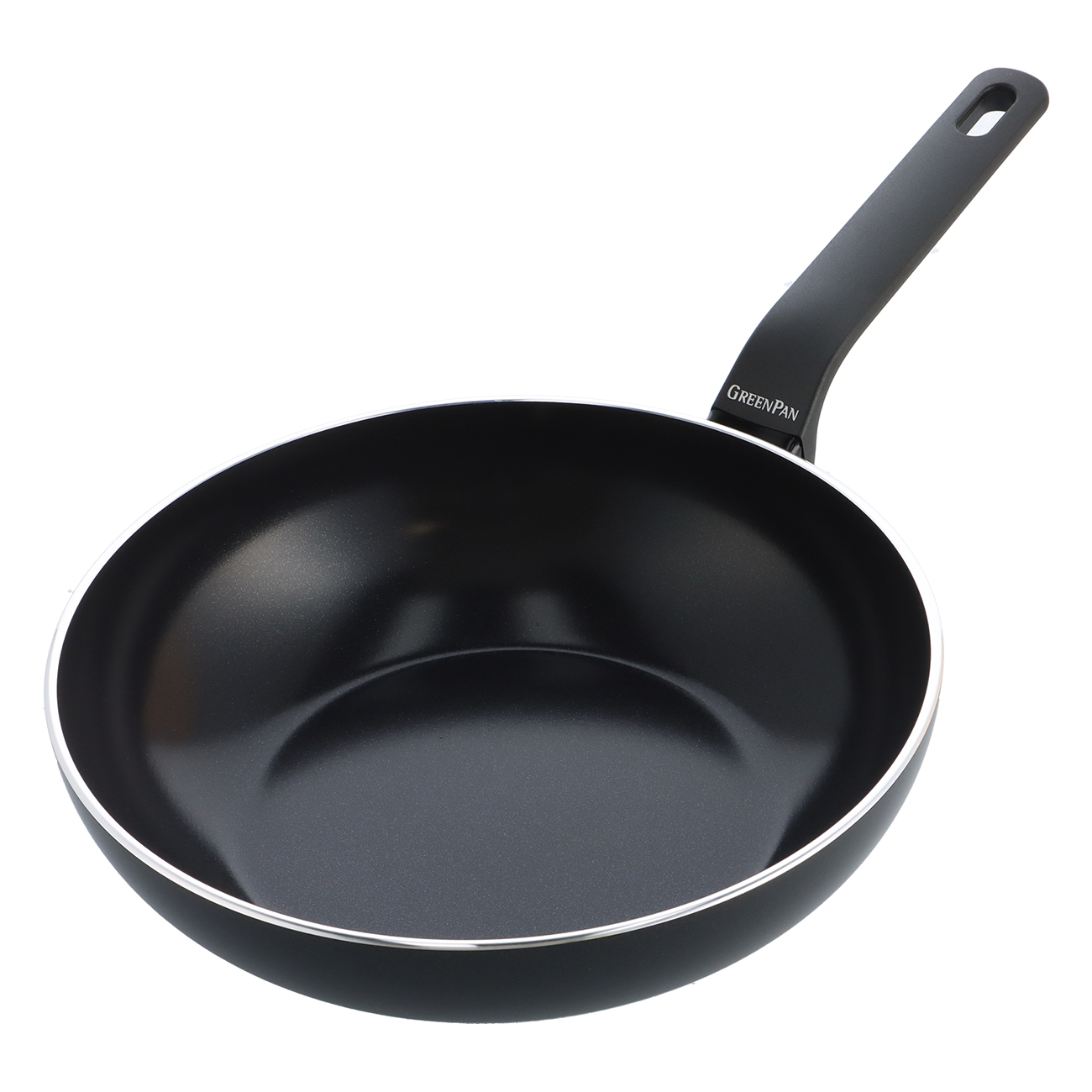 Schwarze Bratpfanne mit langem Griff und silbernem Rand, auf weißem Hintergrund.