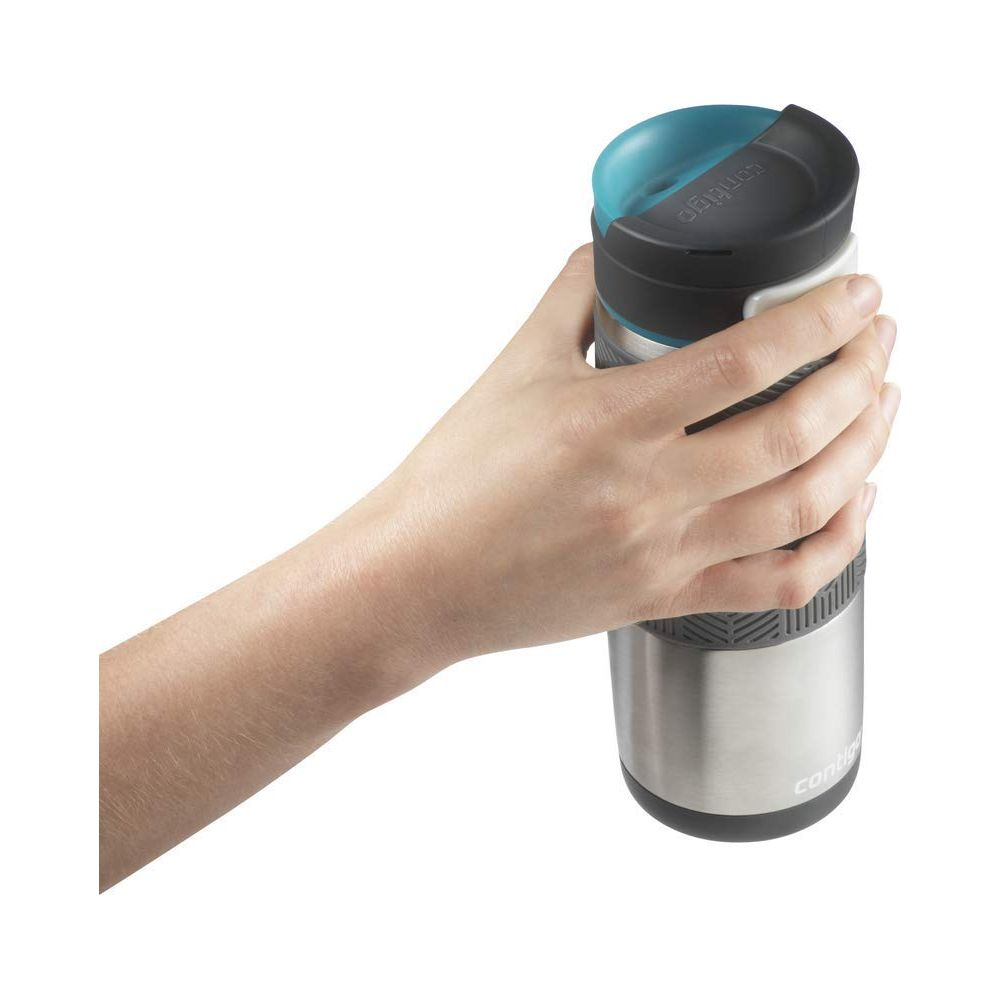 Eine Hand hält einen silbernen Thermobecher mit blauem Deckel.