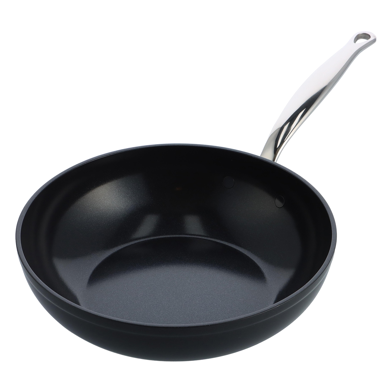 Eine schwarze Bratpfanne mit einem silbernen Griff auf weißem Hintergrund.